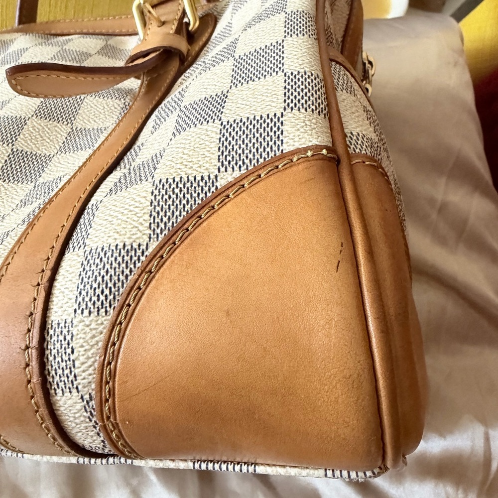Authentic Louis Vuitton Berkely in Damier Azur - Picture 7 of 16